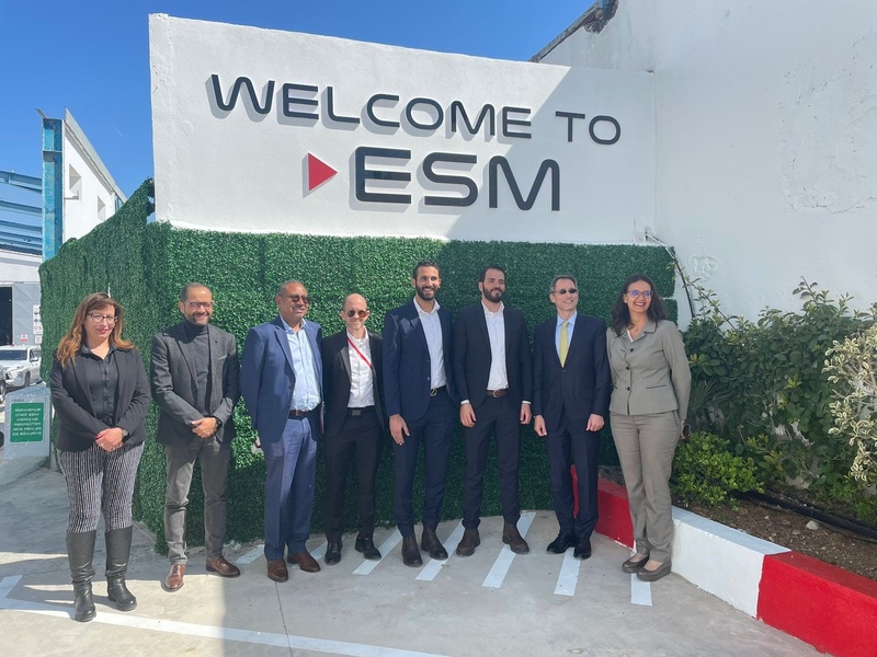 The visitors and the ESM team at the entrance of the plant.