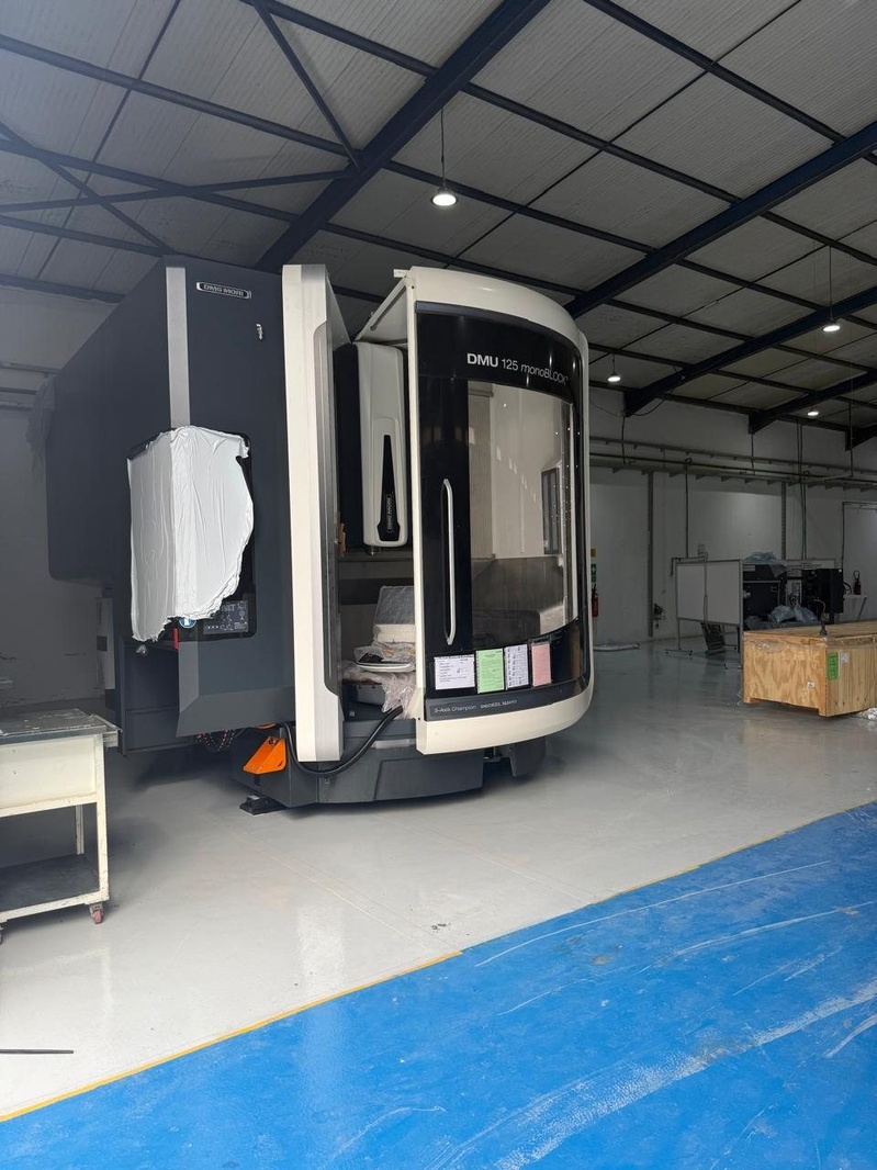 The DMU 125 monoBLOCK on the machining floor.