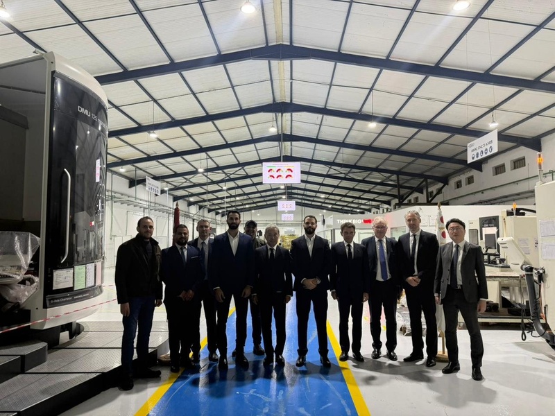 The DMG MORI delegation and the ESM team in the machining hall.