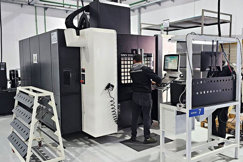 Bediener am Steuerpult eines Fünfachs-Bearbeitungszentrums DMG MORI NMV 5000