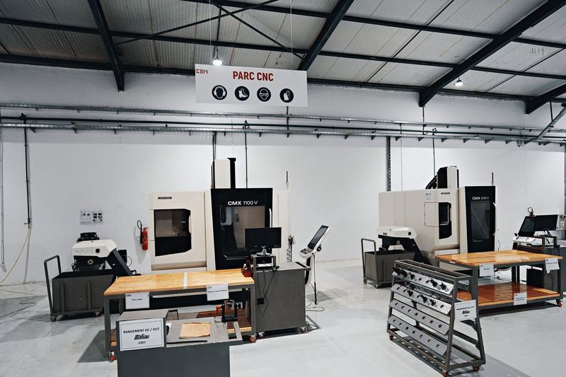 CNC-Park mit vertikalen Bearbeitungszentren DMG MORI CMX und Werkbänken